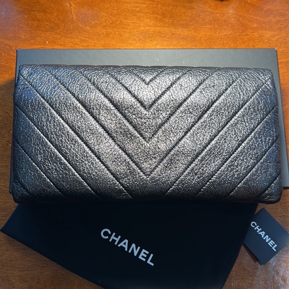 Chanel Clutch - Picture 3 of 16